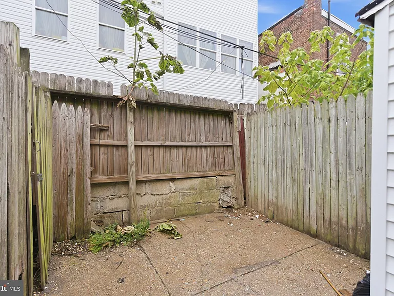 2530 Collins St — Photo 13