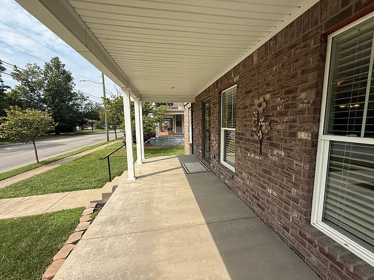2225 E Spring St — Photo 5