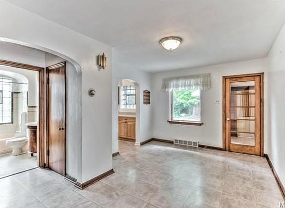 3rd image of 6033-6035 Jamieson Ave