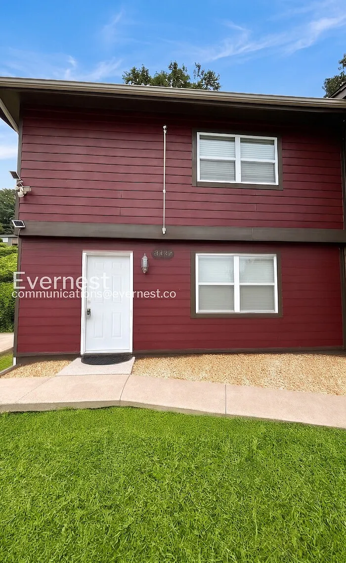 3 bed, 1.5 bath, 1200 sqft, $1,295 — Photo 1