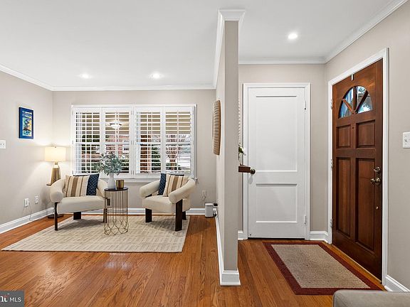 4th image of 7911 Bainbridge Rd