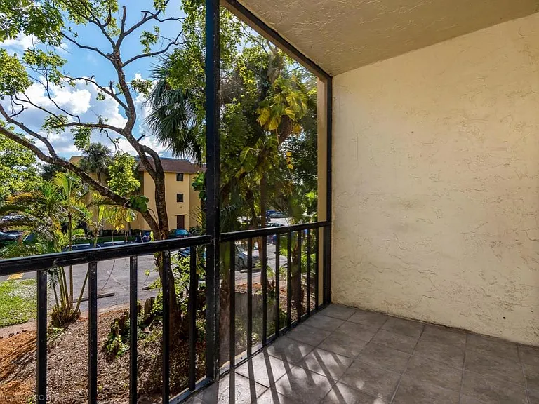 450 NW 20th St — Photo 11