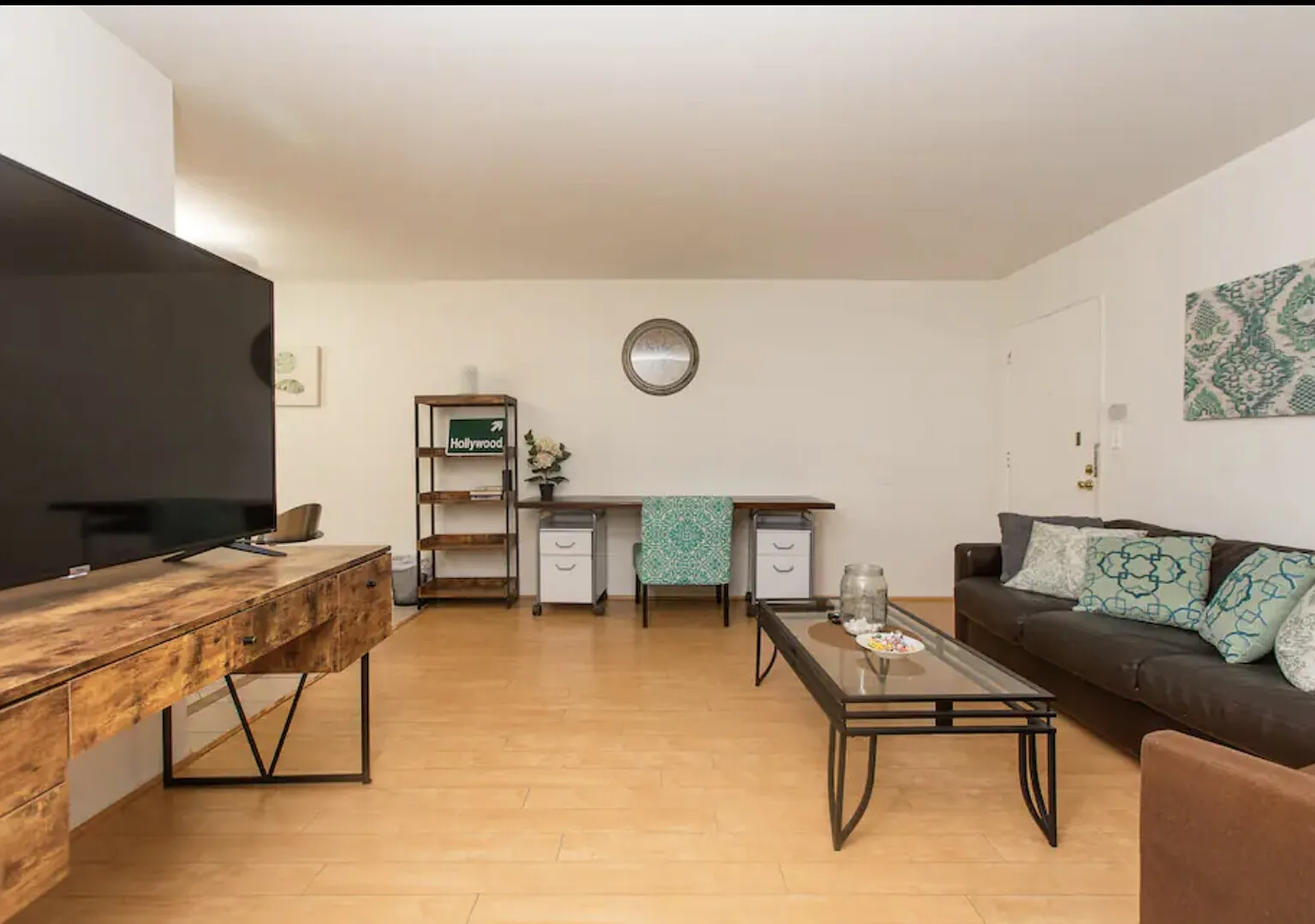 Comfy, Spacious 2 Bedroom Flat in Central West Hollywood — Photo 1