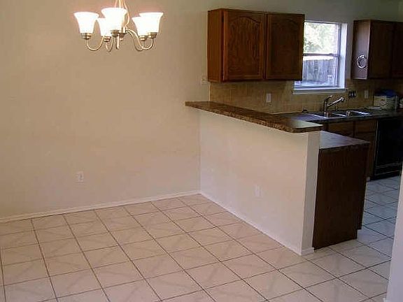 4th image of 1030 Canterbury Dr