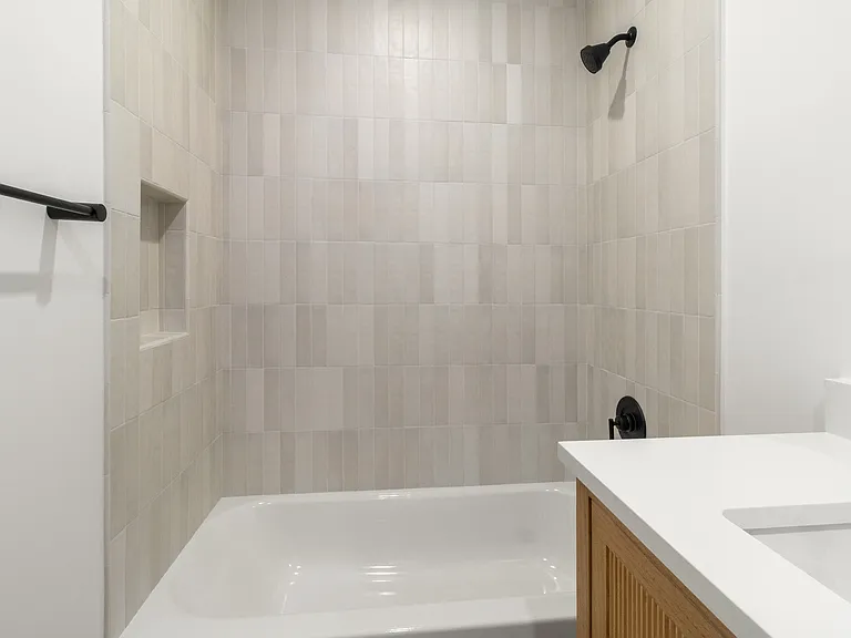 1827 E 4th St #18 — Photo 15