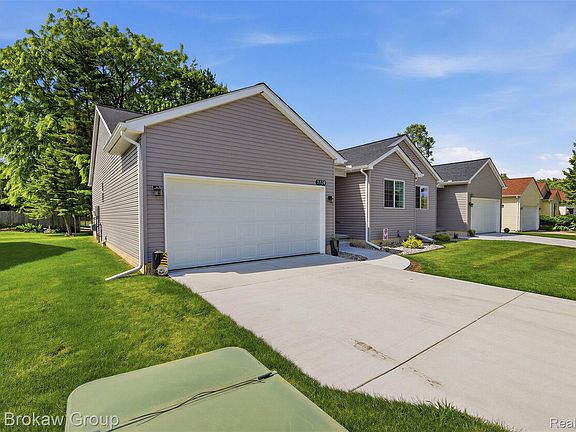 4th image of 9510 Orchard Lake Dr