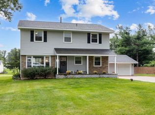 745 Eastview Dr, Robins, IA 52328