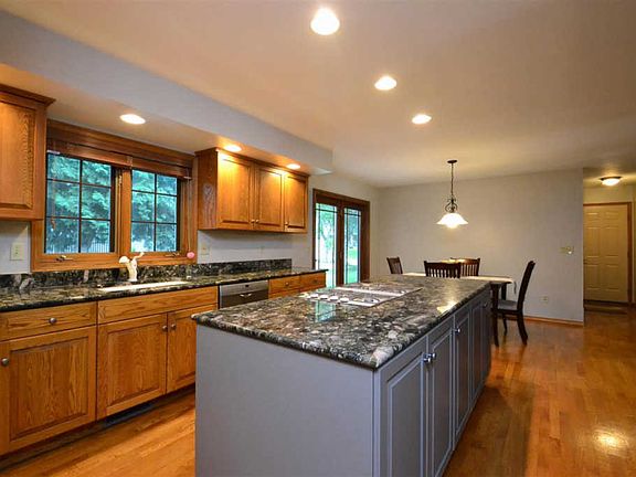 3rd image of 2594 Parkwood Dr