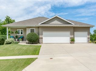 6518 Pheasant Hollow Rd SW, Cedar Rapids, IA 52404