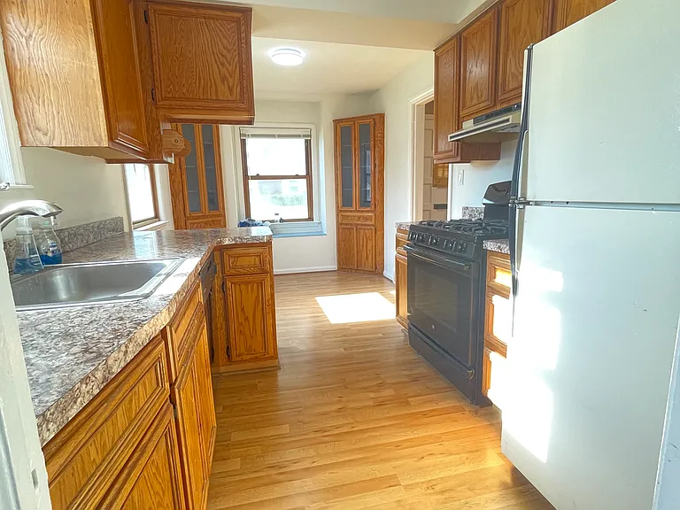 22785 Arlington St — Photo 4