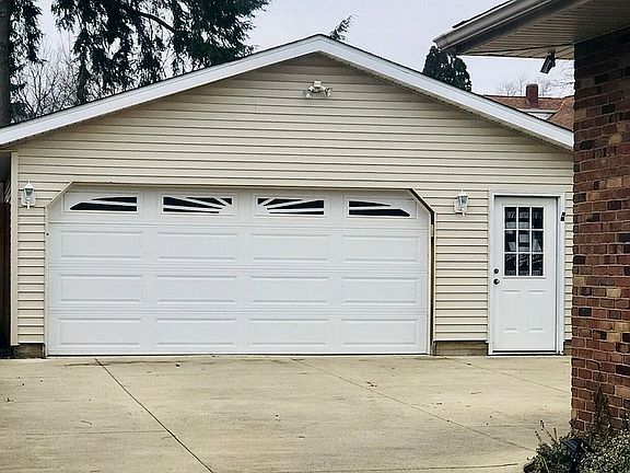 3rd image of 2099 Goodyear Blvd