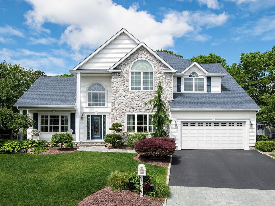 1st image of 4 Magnolia Ct