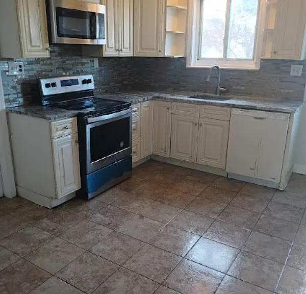 140-142 Jackson Ave — Photo 1