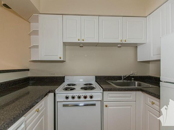 2nd image of 1220 Lasalle St #B5a