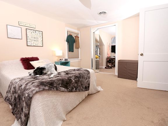Master Bed Room w/Walk-in Closet