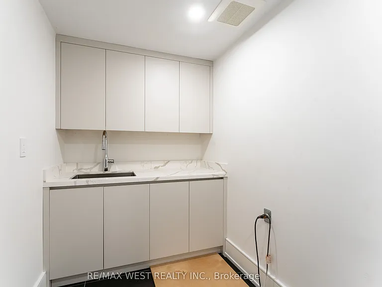 510 Wellington Cres — Photo 35