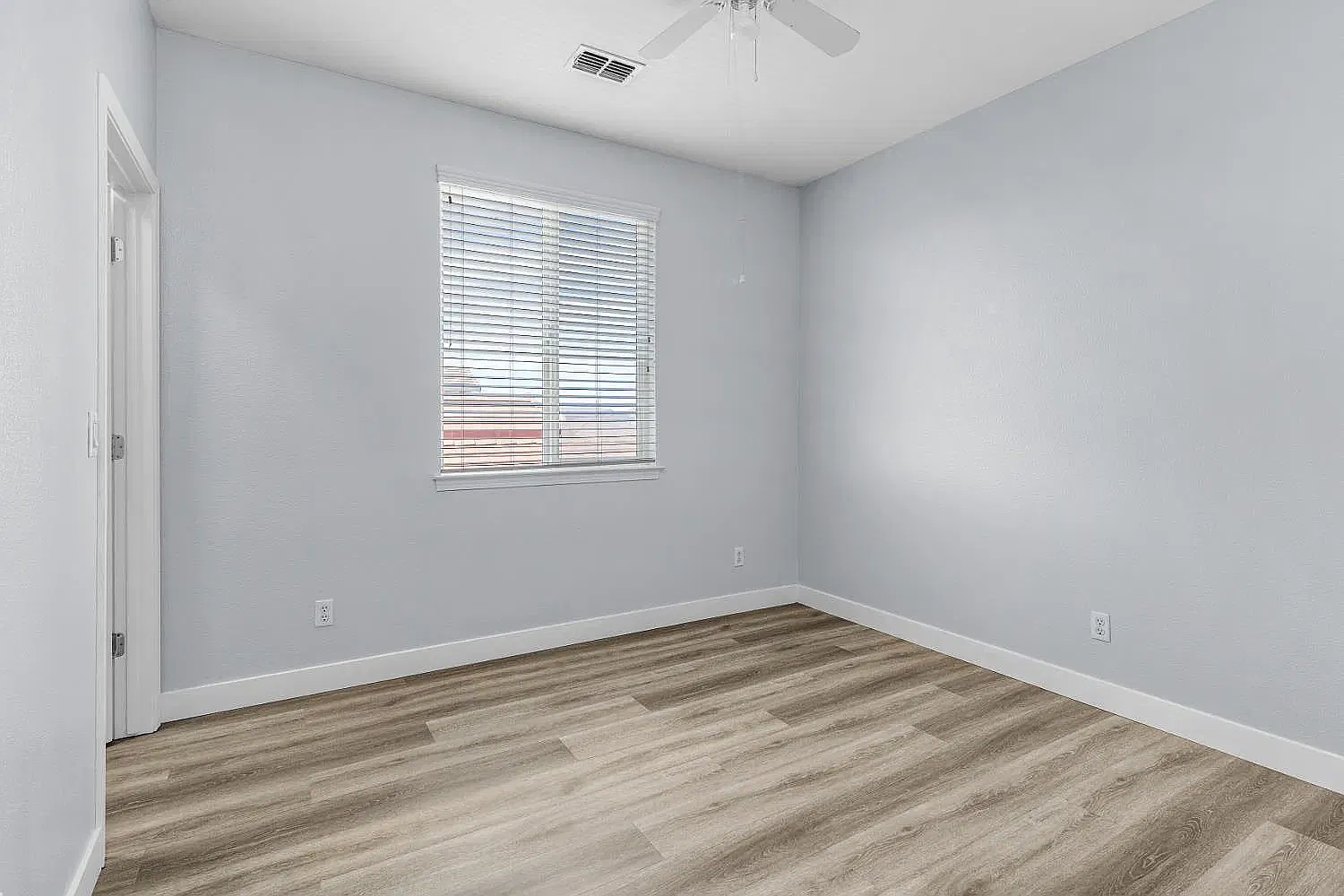 5 bed, 2567 sqft, $3,700 — Photo 2