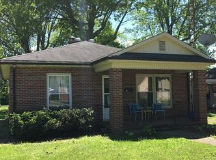 903 Elm St, Carmi, IL 62821