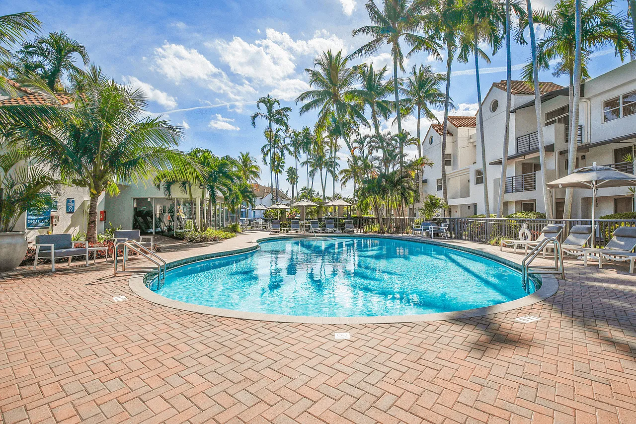 Sheridan Ocean Club Apartments — Photo 3