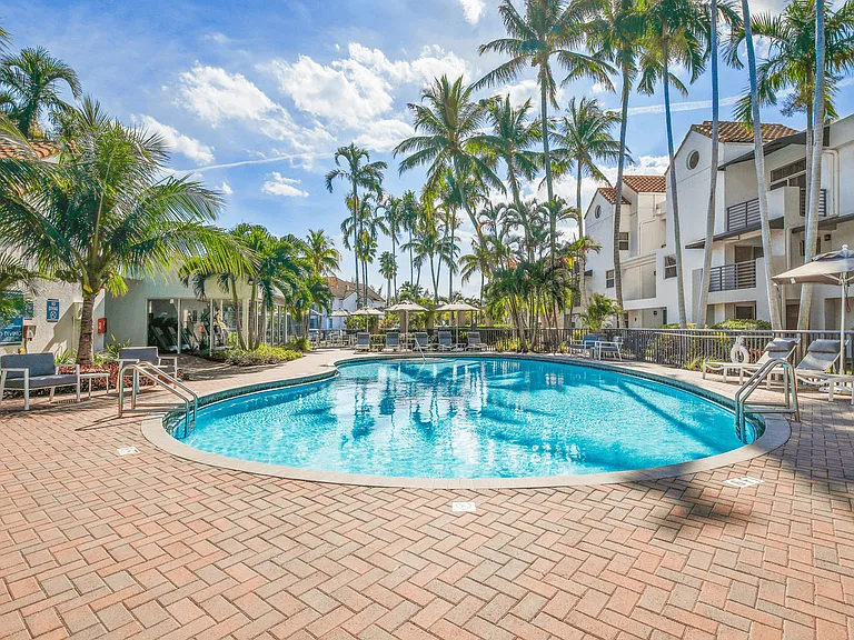 Sheridan Ocean Club Apartments — Photo 3