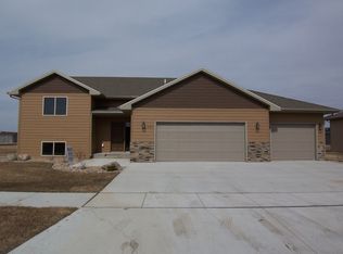 727 Hunters Ridge Rd, Brookings, SD 57006