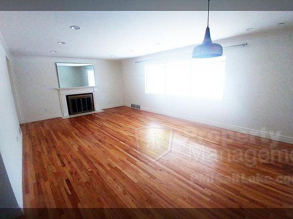 5th image of 3340 S Plaza Way