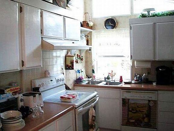 5th image of 172 Marvin Avenue