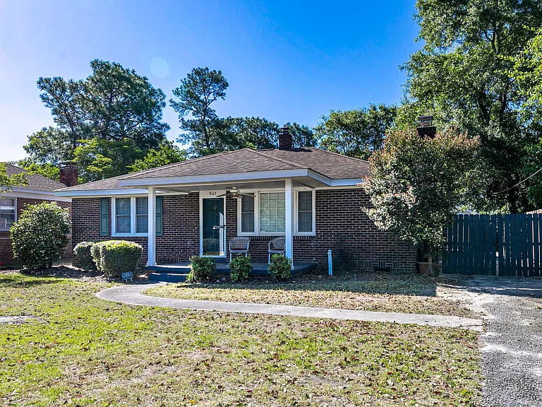 941 Evergreen Ave — Photo 2