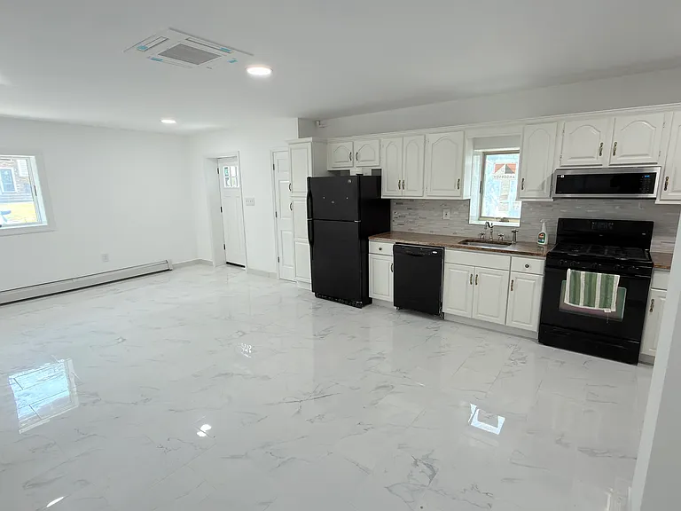 22 Roosevelt St #1 — Photo 3