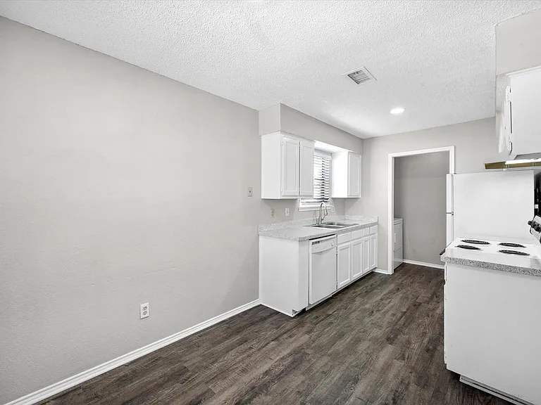 606 Kings Way Dr — Photo 12