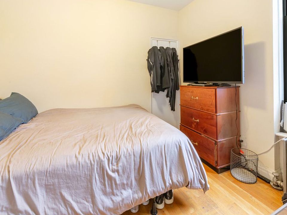 1st image of 430 E 11th St APT 21