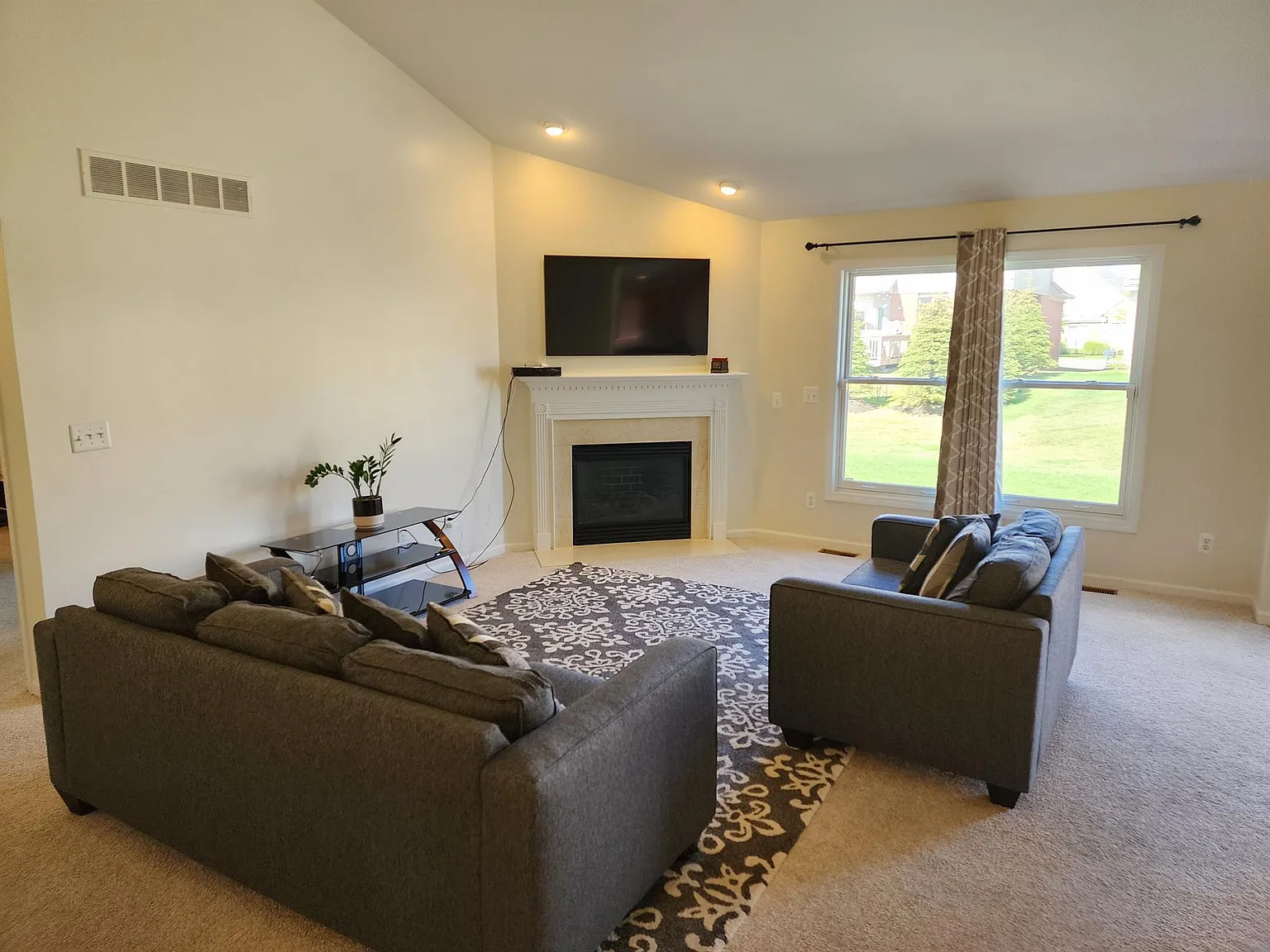3 bed, 2.5 bath, 2450 sqft, $3,000 — Photo 3