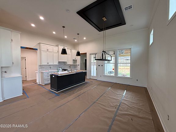 4th image of 136 Lakes Edge Dr
