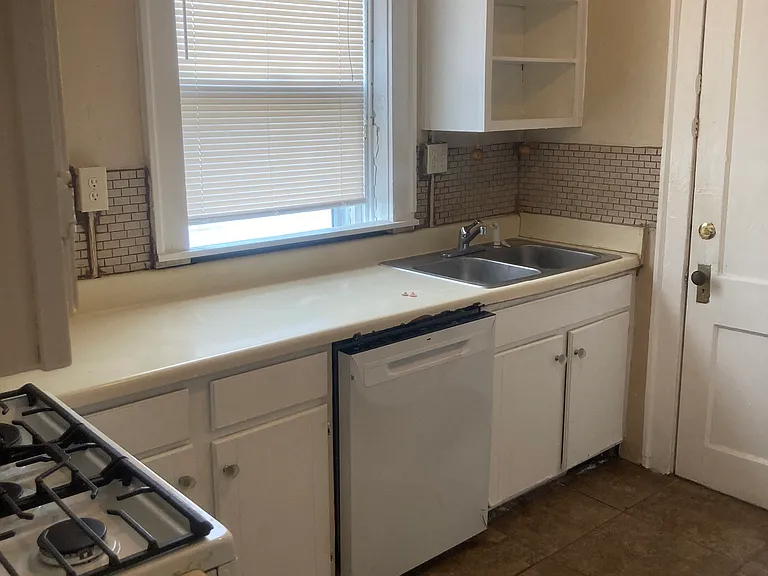 Colonial Apartments — Photo 37