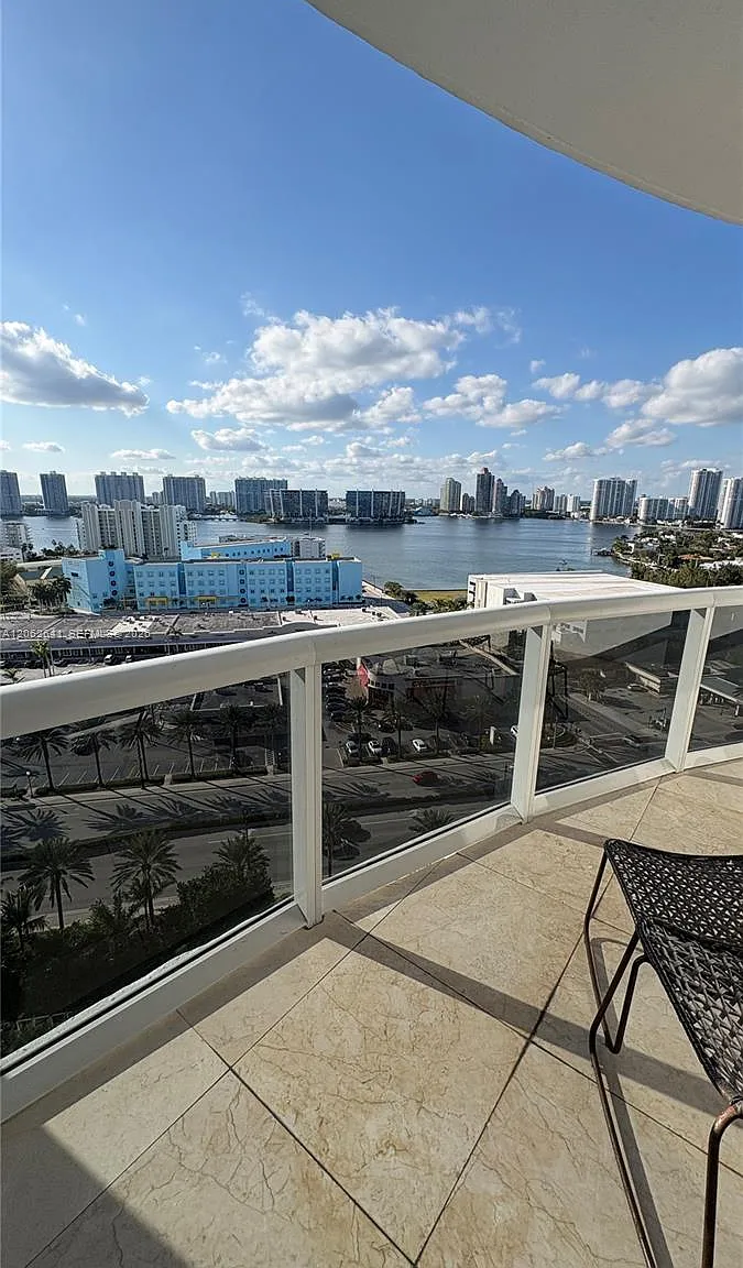 Trump Royale Condo — Photo 2