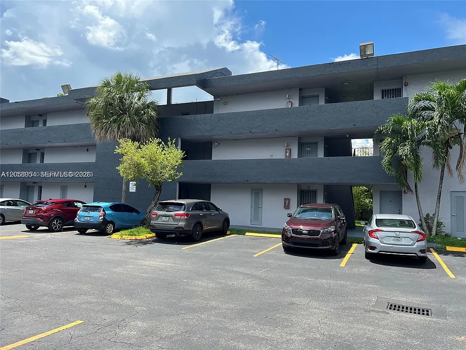 8841 W Flagler St #202