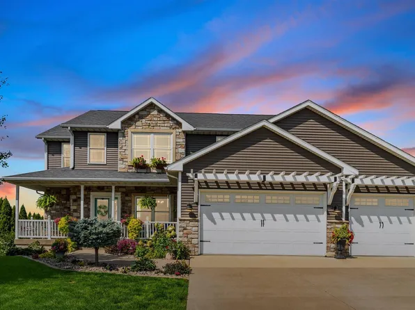 26 Blackstone Cir, Le Claire, IA 52753