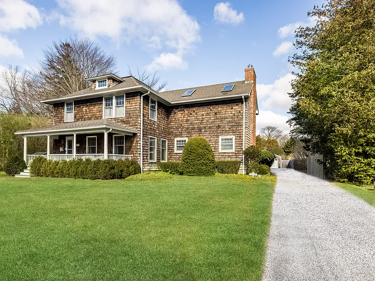 136 Newtown Ln — Photo 3
