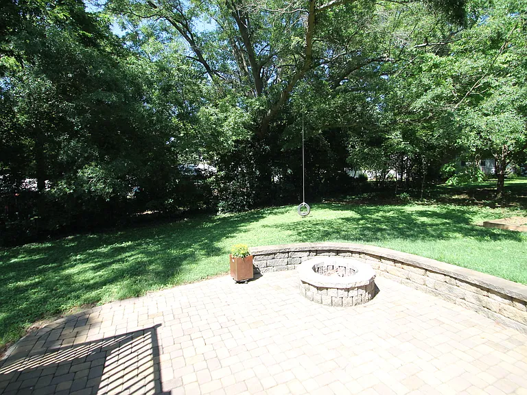 106 Elliott St W — Photo 41