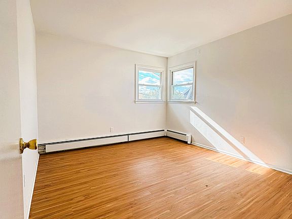 3rd image of 131 Roslyn Rd APT 1