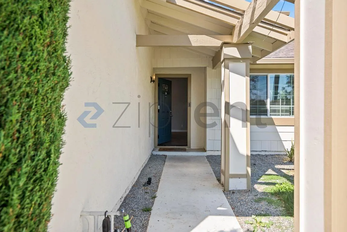 4 bed, 2.5 bath, 2000 sqft, $5,350 — Photo 4
