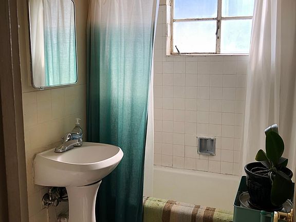 5th image of 1006 Marquette Ave NE