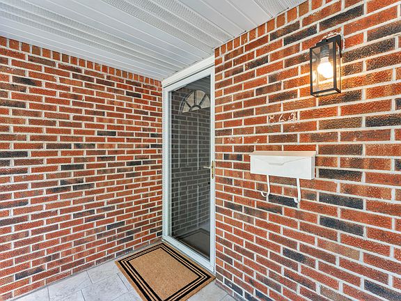 5th image of 844 W Maplewood Street