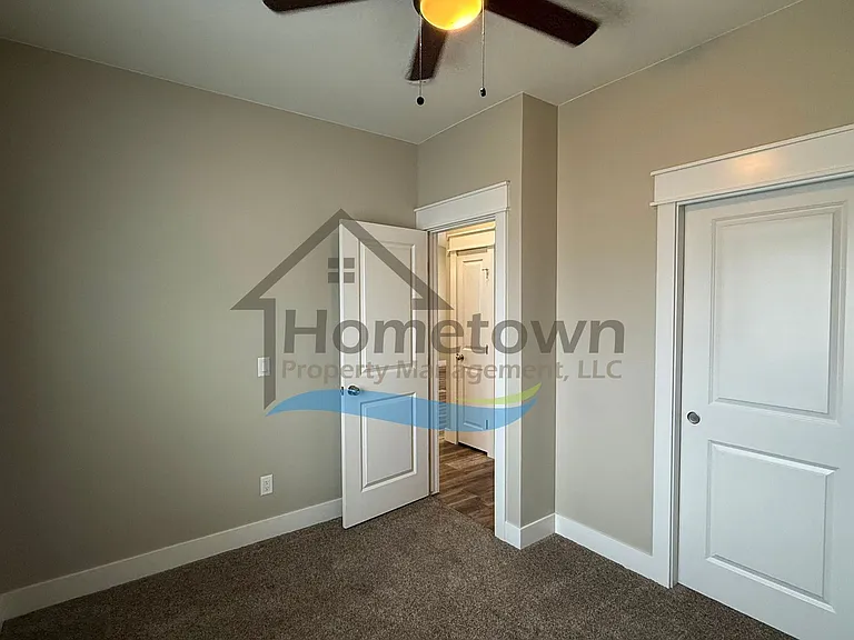 215 S Hills St — Photo 22