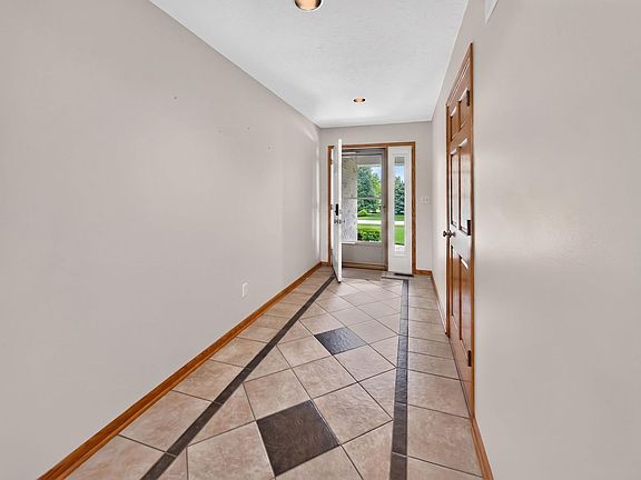 2nd image of 533 Brant Cir #533