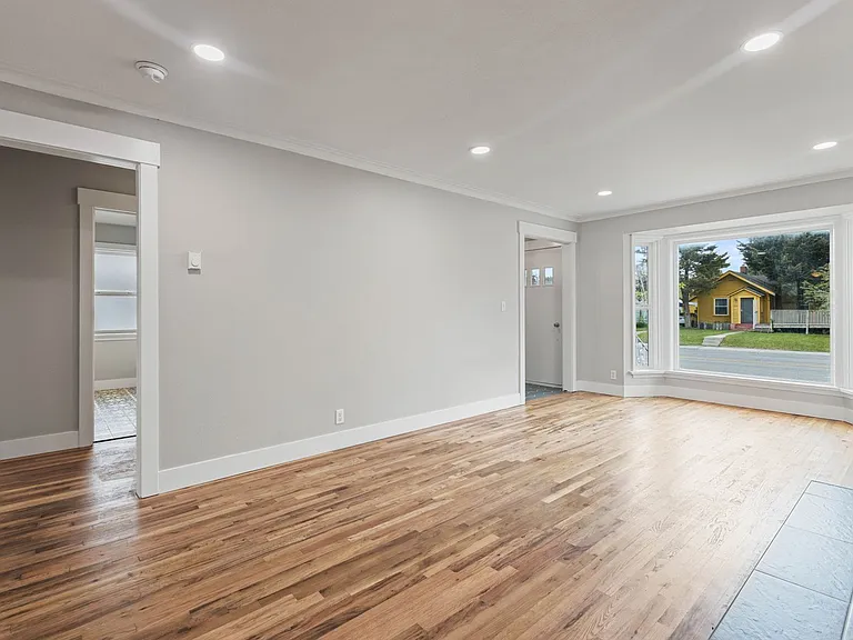 B345AG — Photo 20