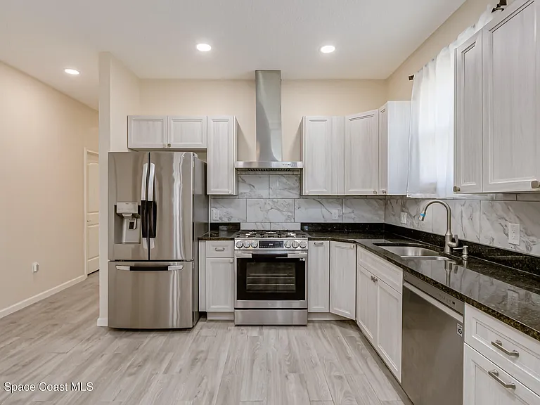 209 E Avenue B — Photo 15