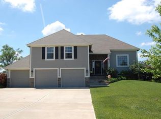 977 Ridge Dr, Lansing, KS 66043