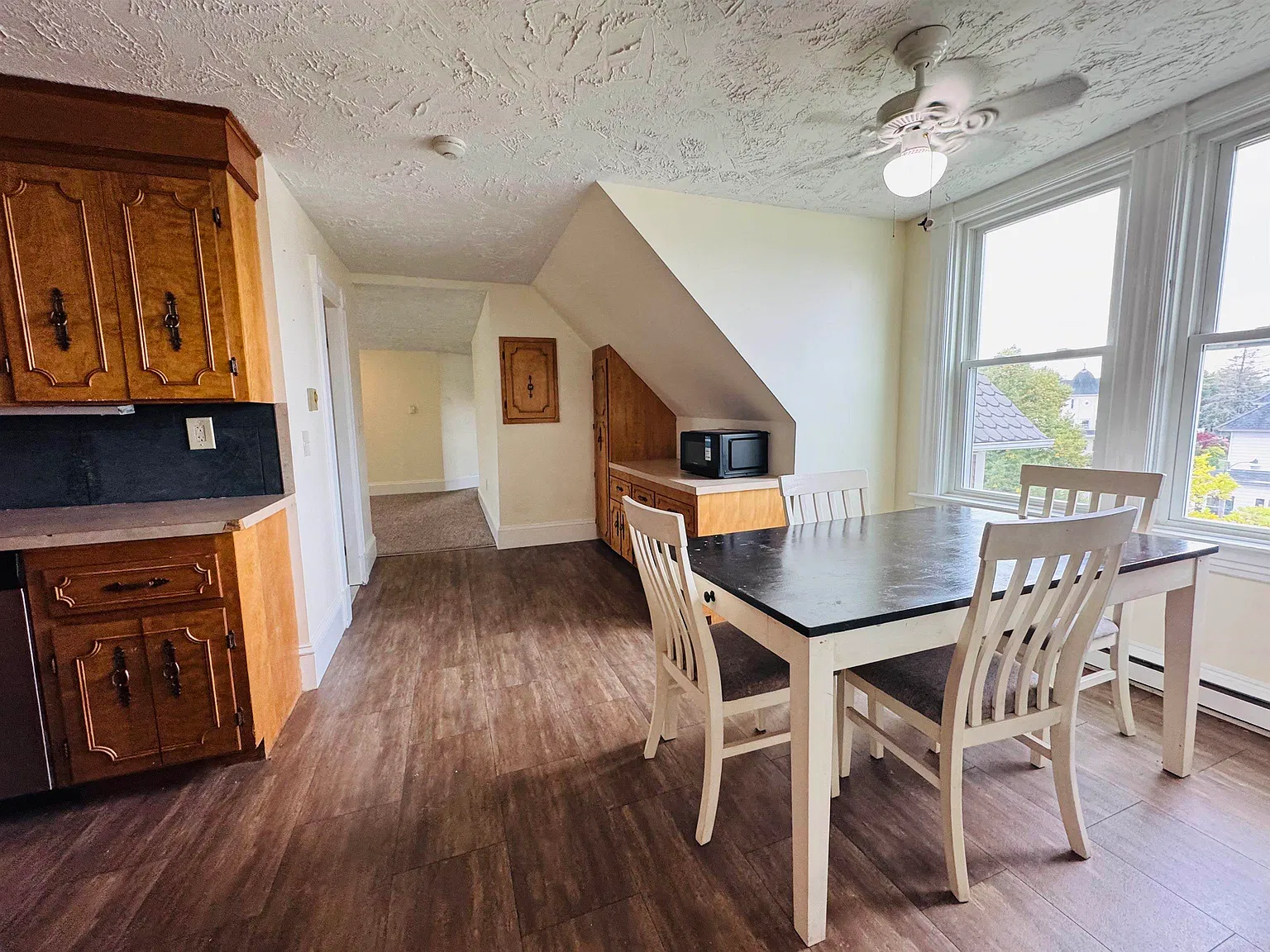 3 bed, 2.0 bath, 6940 sqft, $2,650 — Photo 4