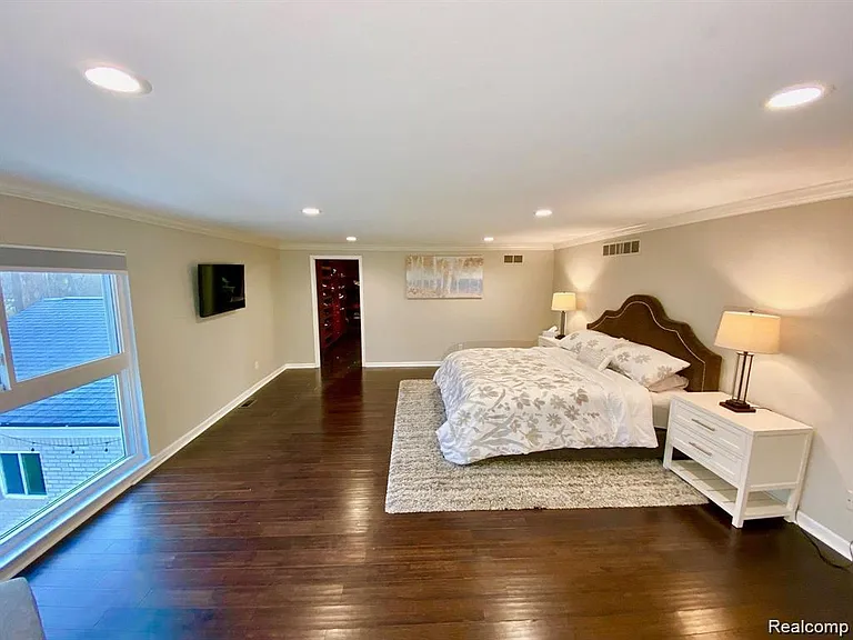 4077 Lincoln Dr — Photo 17